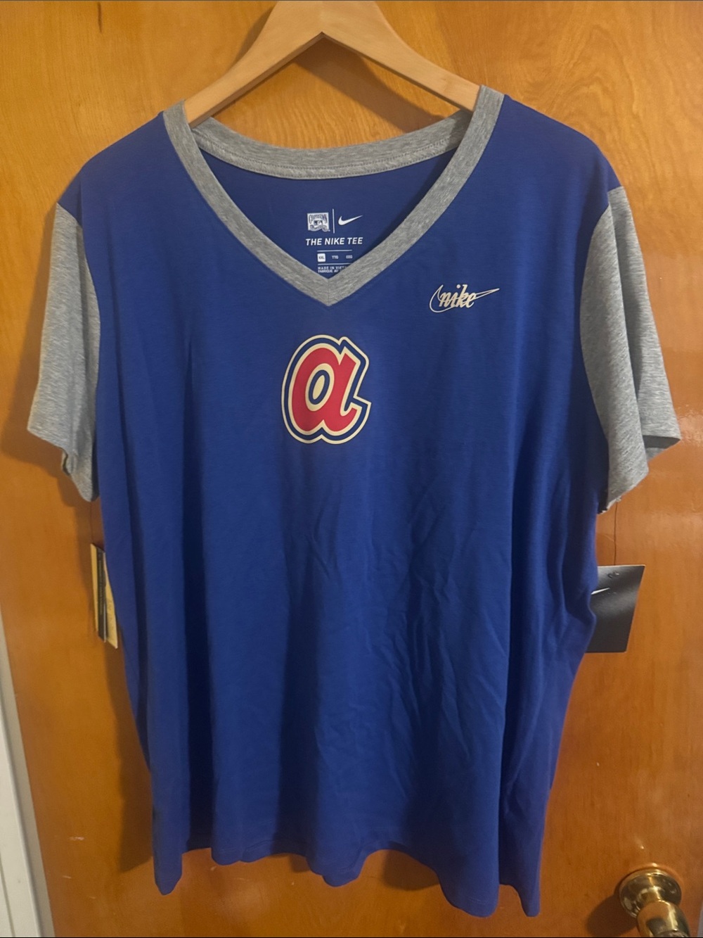 Atlanta Braves Tshirt Womens XXL Vneck Nike